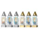 KAH.SKLO KVÁDER TRIO WITRÁŽ sú elegantné náhrobné sviečky vyrobené z číreho skla. Majú moderný dizajn a sú dostupné v rôznych farbách vrchnáčikov. Tieto sviečky sú ideálne na pamiatku blízkych. Ich výška je 26 cm a šírka 7 cm, čo ich robí výrazným doplnkom na hroboch.